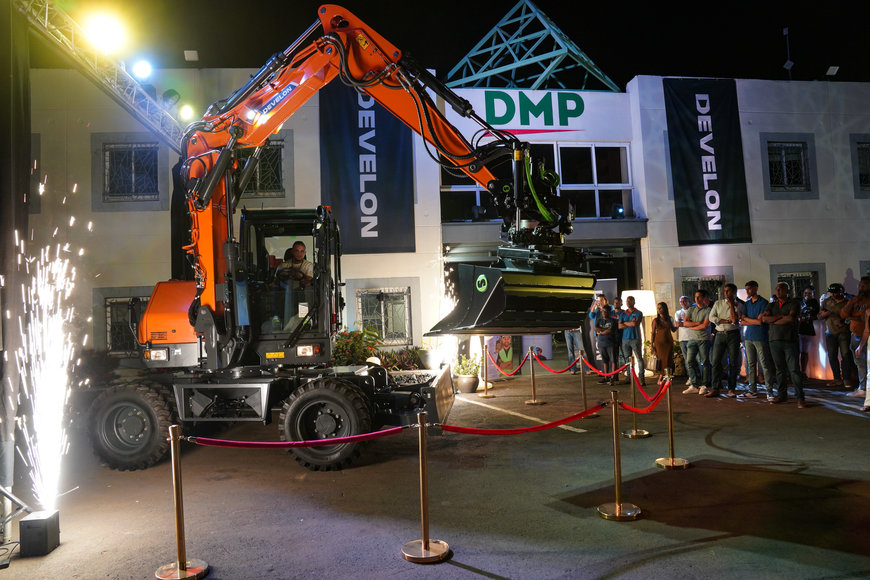 DMP a mis en avant la marque DEVELON et la DX100W-7 sur l'île de la Réunion
